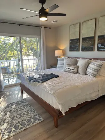 5-bedroom vacation home steps to Lake Texoma