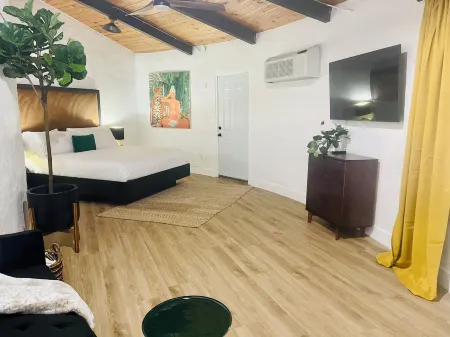 Unique Round House w/ Fire Pit Отели рядом с достопримечательностью «Desert Hot Springs Chamber-Commerce»