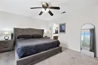 3-Bedroom House with Large Backyard and Deck, Hot Tub, Cold Plunge, Near Austin