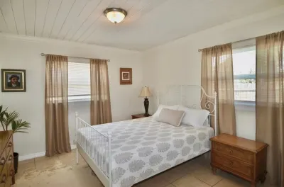 Charming 2-bedroom Duplex in enchanting Nokomis with AC, WiFi