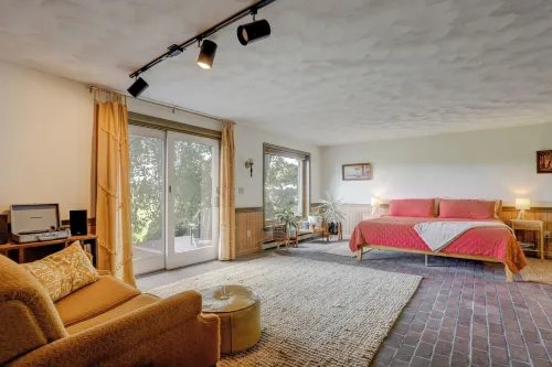 Vintage Style Apartment with Amazing Views of Amish Farmland