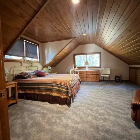 Views! in the Pines. Custombuilt, 2-Bdrm Home, Privacy. 3 Miles to Town.