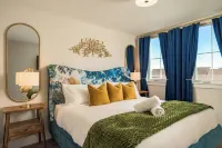 5Bed 4Bath Luxury & Walkable - Hot Tub, Movie Room, Game Room - 5 mins to LoHi โรงแรมใน