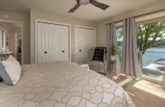 Lake Front Luxury-5 beds, 3 baths, Tiki Bar, 2 slip dock