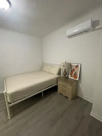 Charming 2-bedroom house with AC in Alhambra Отели рядом с достопримечательностью «Библиотека Алхамбра Сивик Сентер»