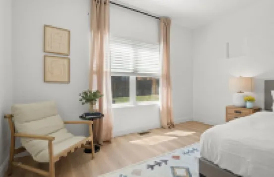 Modern 5BR Home Near Airport - Central Location & Hot Tub