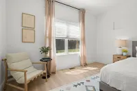 Modern 5BR Home Near Airport - Central Location & Hot Tub