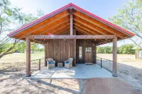 The Kingfisher Cabin 15Min to Magnolia Baylor Hotels in Elm Mott