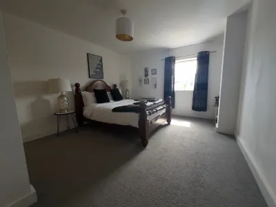 2 Bedroom Near Ocean Village Marina Port Apartment Hotels in Netley