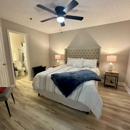 Very short walk to Downtown!  Completely renovated.  Sleeps six.