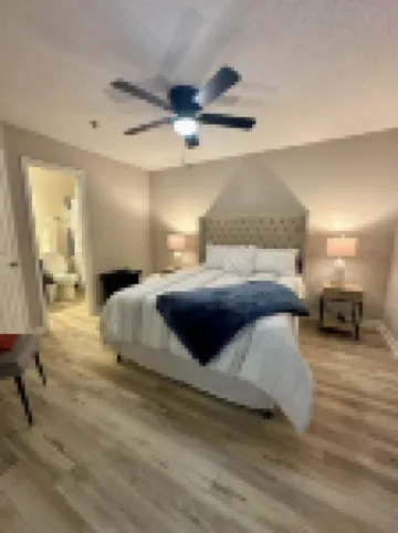 Very short walk to Downtown!  Completely renovated.  Sleeps six.