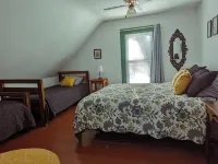 Huge Farmhouse in the heart of Southern Maine - Close to Mountains and lakes!