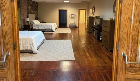 Big Loft in the Heart of Old Town Отели рядом с достопримечательностью «The Keeper of the Plains»