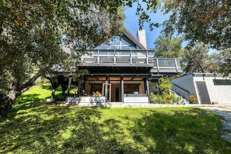 A-frame stunner, wrap around decks, 4 miles to the beach, 5 bed, 3 bath, 2 kit