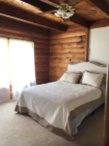 Charming 2-bedroom cabin close to Fair Hill on horse farm