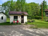 Mackinaw Timbers Cabins - parking