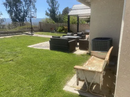 Quiet Family Friendly Home Close to Magic Mountain