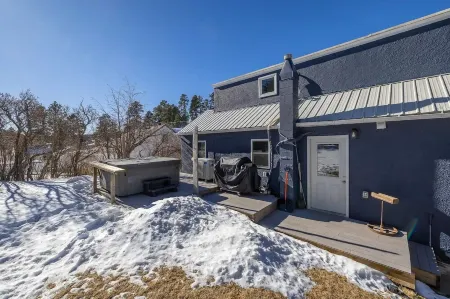 Charming 3-bedroom miners theme with WiFi and AC in fabulous Lead.