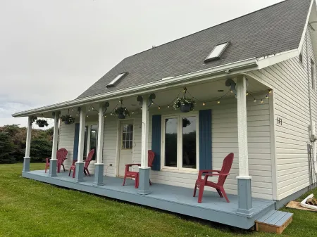 Close to Beach and Town of Souris. Quaint cottage with lovely log cabin feel.