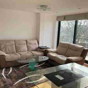 3 Bedroom Flat, Balconies, 2 Bathrooms, Living area & Free Parking near Heathrow Others