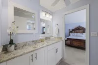 Gorgeous Waterview, Walking Distance to Restaurants, Shops & More!! 마르코아일랜드 호텔