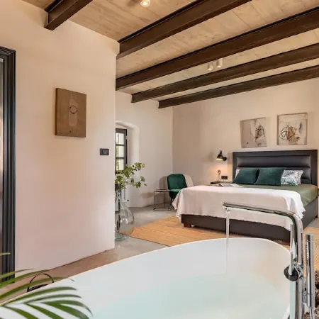 Villa Elena - Four Bedroom Villa with Pool Отели в г. Голаш