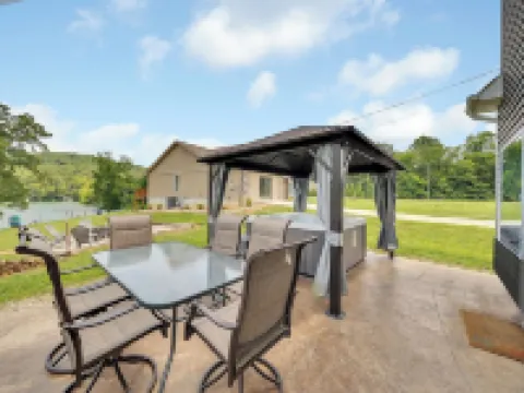 Tranquil Cove on Norris Lake w/ Kayaks