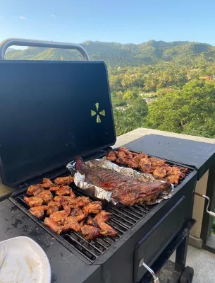 King Ranch villas - hilltop cabin with 22 person jacuzzi Hotel a 