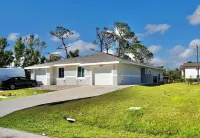 SWFL: Lake McGregor 3 bedroom Home - Entire Home! Hotels in Cypress Lake