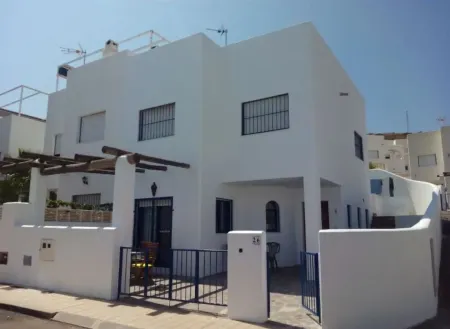 DANIELITA HOUSE. PRECIOUS SEMI-DETACHED CHALET VERY CLOSE TO THE BEACH. IN AN ENVIRONMENT Отели рядом с достопримечательностью «Camping Albergue Tau»