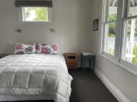 La Rocque Cottage - Pretty, quiet and secluded. Short walk to the Square.