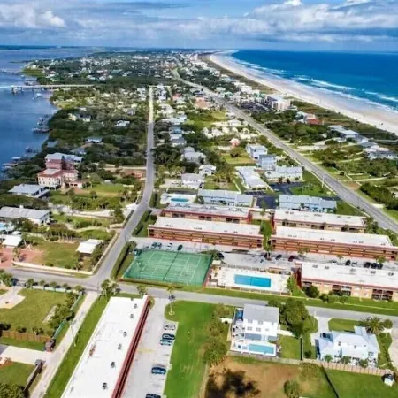 Modern Condo - 3min walk to beach, 2min to Matanzas river