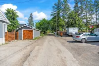 Ultimate Heritage Retreat: Hot Tub, Cold Plunge, Private Yard, Vernon Hotels in Vernon