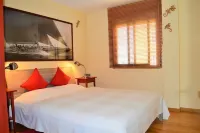 Modern apartment with sea view and great location.