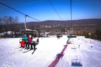 Luxe 10 guest Ski Chalet /Skiing/Pools/Tennis/Gym/Golf/Hiking
