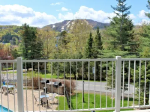 Luxurious 3 bedroom condo. 2 minutes from beautiful Mont Bromont.  CITQ#248275 Hotels in Bromont