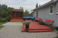 Cozy cottage with up to 15 acres of land and flowing river Hotels in Oro-Medonte