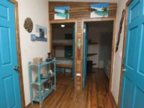 Stay & Dive in our cozy casita at Blue Island Divers Resort 桑迪灣酒店