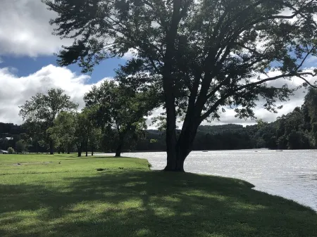 Cabin 3 Fall asleep to the sound of the New River's Song Отели рядом с достопримечательностью «Нью Ривер трейл Стейт Парк, Клиффвью Аксесс»