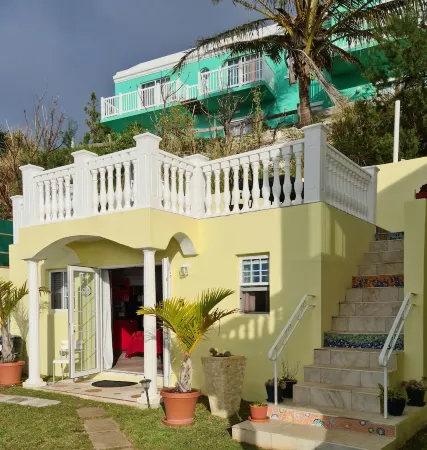 Spacious Beachfront and Private Resort living Отели рядом с достопримечательностью «Маяк Гиббс-Хилл»