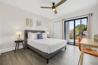 5 BEDS, 3br Stylish Home, 5 miles to Beach sleep 8 더 캄퐁, 내셔널 트로피칼 보태니컬 가든 주변 호텔