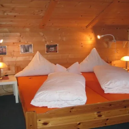 Small apartment 2-4 pers, wooden log cabin, cozy, quiet, sunny, close to the center