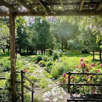 Chalet Sean, peaceful retreat on beautiful mountain brook and walk to river..