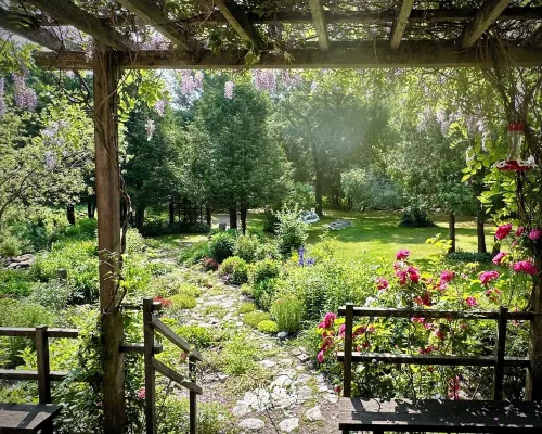 Chalet Sean, peaceful retreat on beautiful mountain brook and walk to river.. Hotels in Sutton