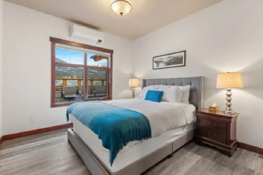Penthouse Corner Unit with stunning Mountain View’s