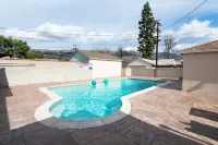 Spacious Charming 4BR 3BA Home with Outdoor Pool & Patio - 수영장