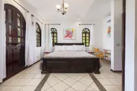 Villa w POOL 2BR/2.5BA Walk To Beach, Shops, Restaurants and MORE