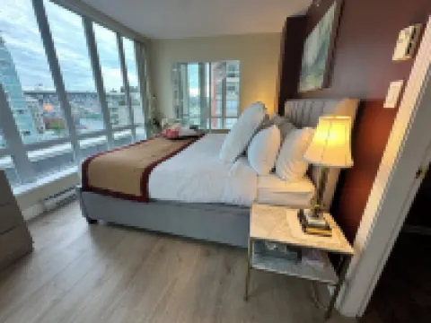 Penthouse suite w/ jacuzzi on Seawall w/ views