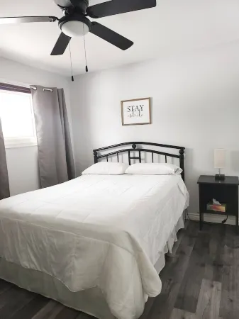 Central Location- Modern Main level 3BRD Home Отели в г. Су-Сент-Мари