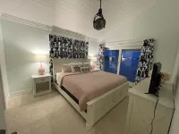 3 BR sleeps 10 WATER FRONT w BOAT SLIP + FABULOUS POOL のホテル